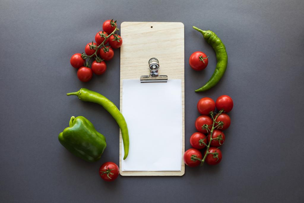 legumes com papel em branco e tábua de corte
 - Foto, Imagem