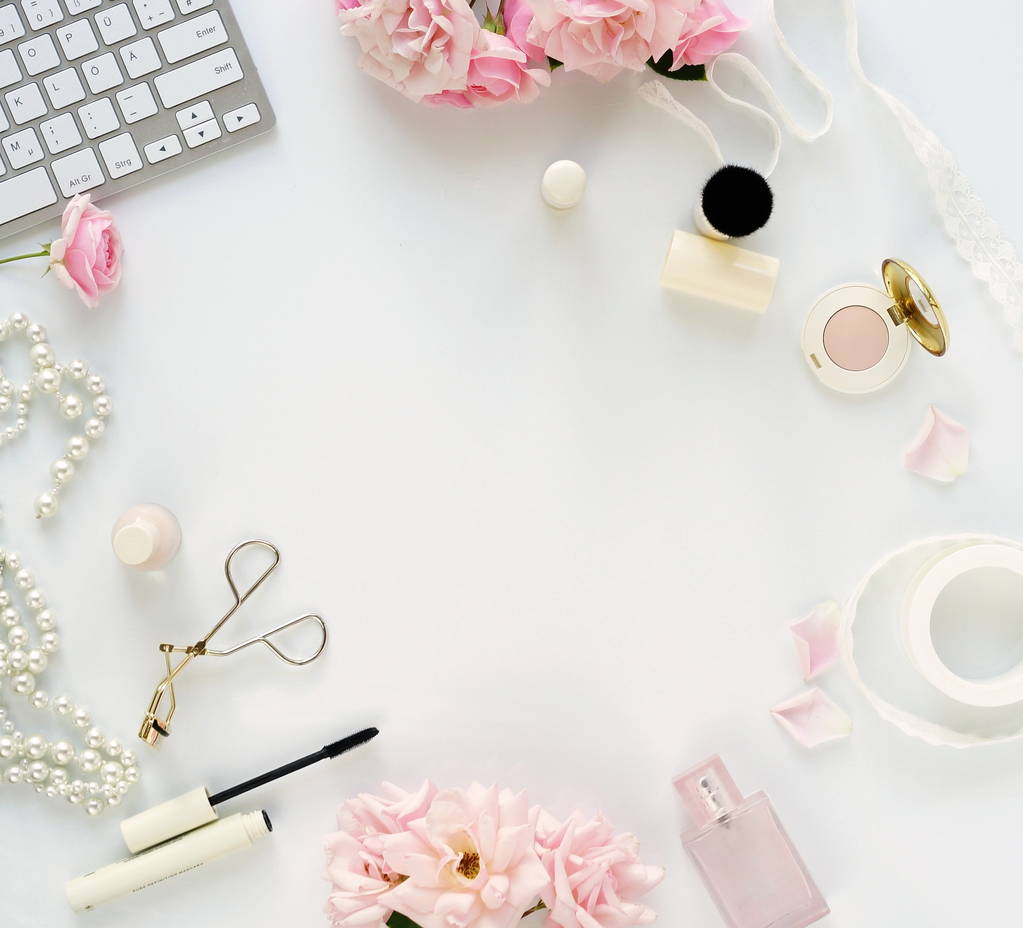 Pose plate, bureau féminin de vue de dessus, accessoires féminins de maquillage, espace de travail avec ordinateur portable et bouquet roses.Beauty blog concept.Copy espace
 - Photo, image