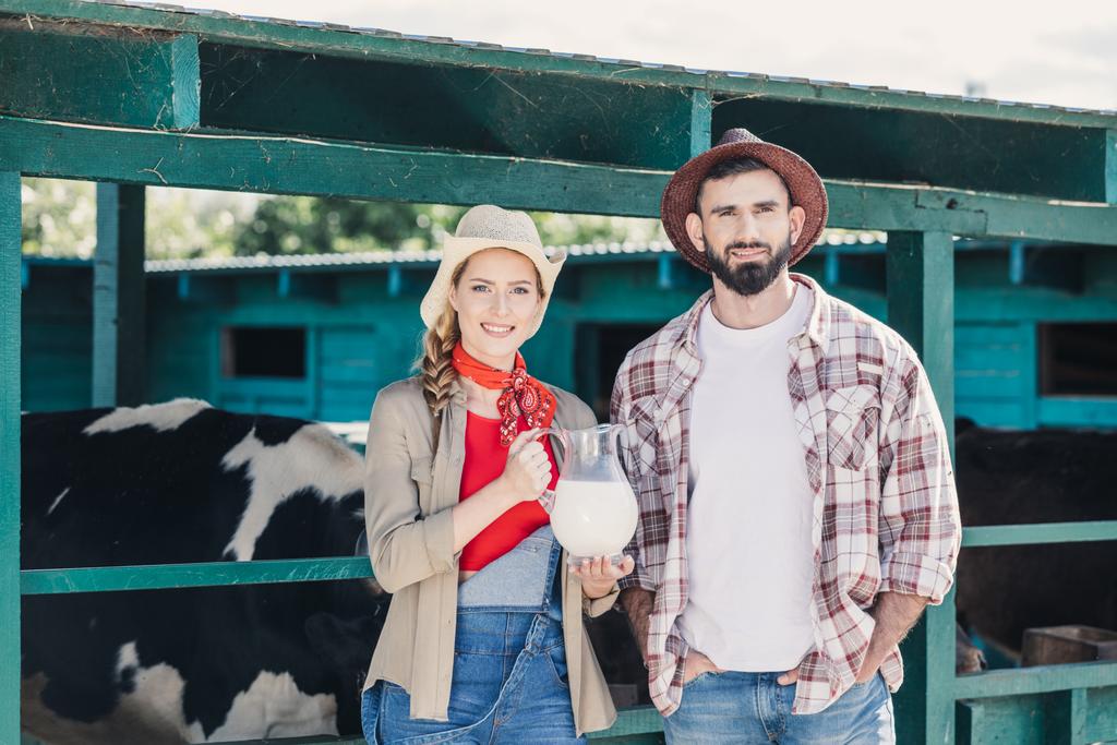 牛舎での新鮮な牛乳と農民 - 写真・画像