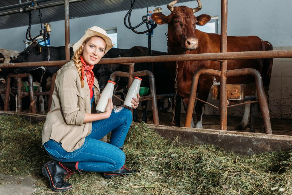 viljelijä, jolla on tuoretta maitoa karsinassa
 - Valokuva, kuva