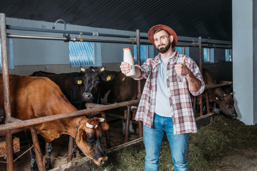 Bauer mit frischer Milch im Stall - Foto, Bild