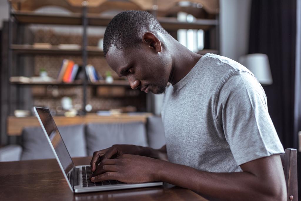 Homem trabalhando com laptop em casa - Foto, Imagem
