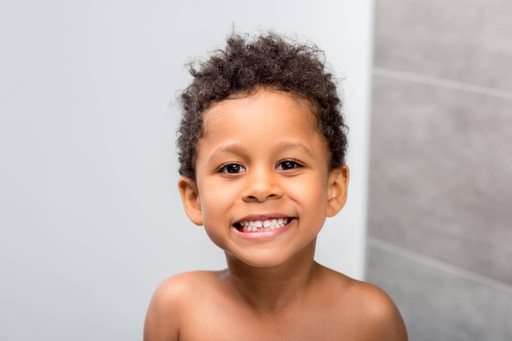 красивий усміхнений хлопчик афро
 - Фото, зображення