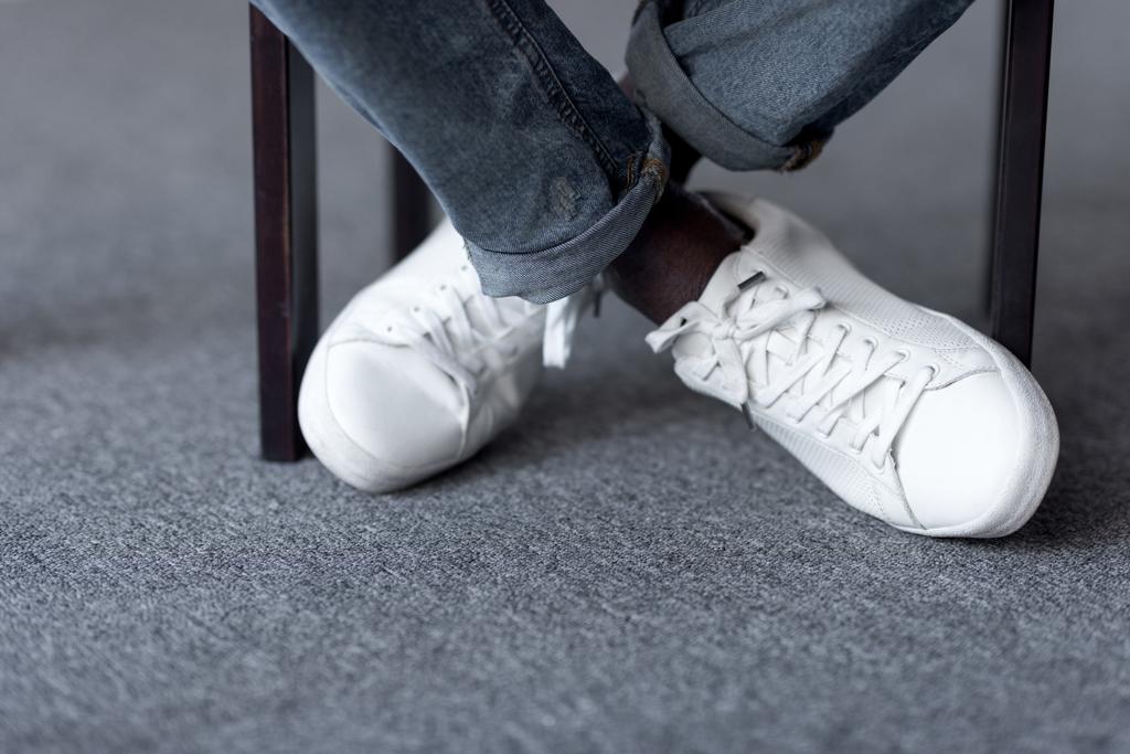 pés em sapatos brancos elegantes
 - Foto, Imagem