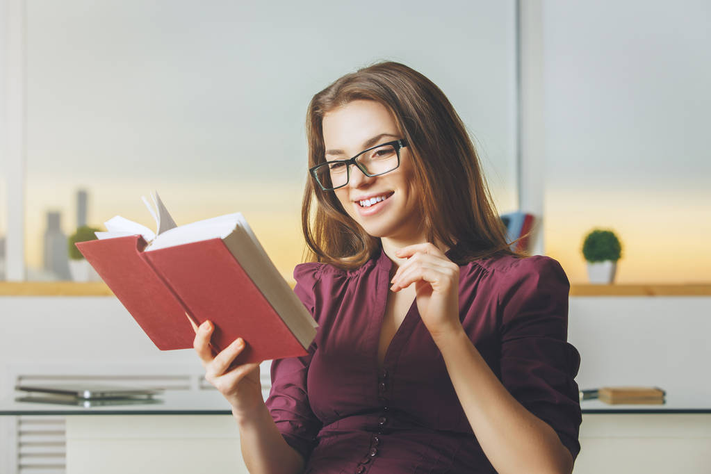Πορτρέτο του χαμογελώντας γυναίκα ανάγνωση βιβλίων  - Φωτογραφία, εικόνα
