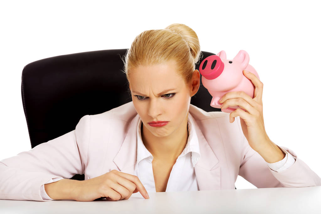Σοκαρισμένος γυναίκα των επιχειρήσεων κάθεται πίσω από το γραφείο και να ακούτε πάρα πολύ της κουμπάρος - Φωτογραφία, εικόνα