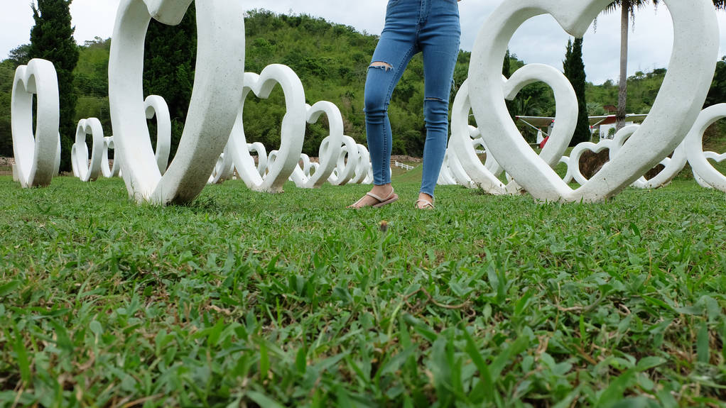 Voeten Selfie in sandalen permanent op groene gras met witte breuk vorm kunstmatige achtergrond - Foto, afbeelding