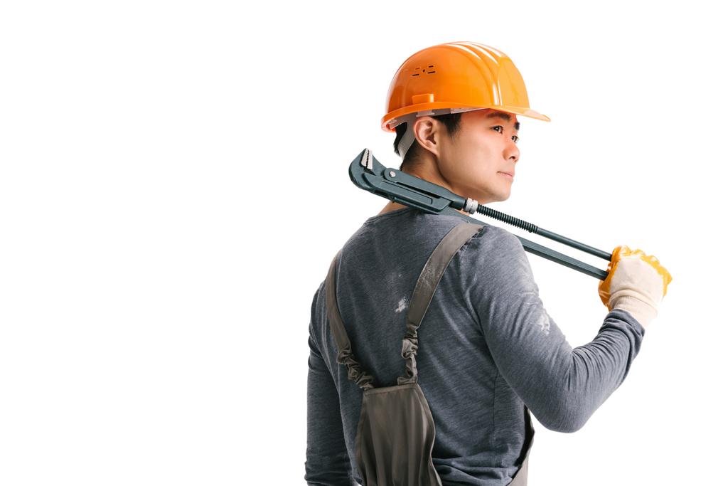 trabajador de la construcción con llave de tubo
 - Foto, imagen