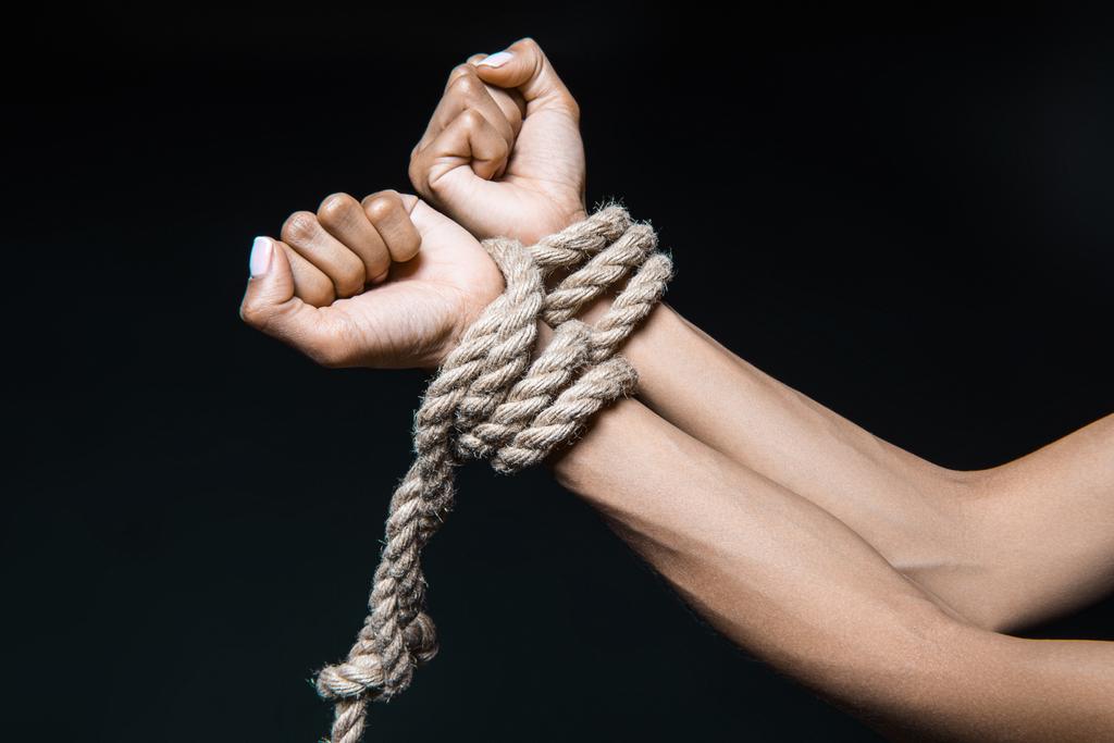 kobiece ręce powiązane z liny - Zdjęcie, obraz