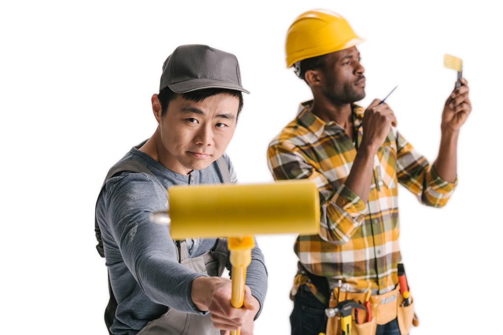 trabajadores de la construcción afroamericanos y asiáticos con herramientas
 - Foto, Imagen