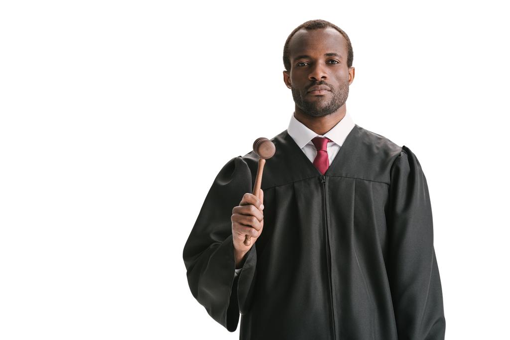серйозний афроамериканський суддя з давелем
  - Фото, зображення