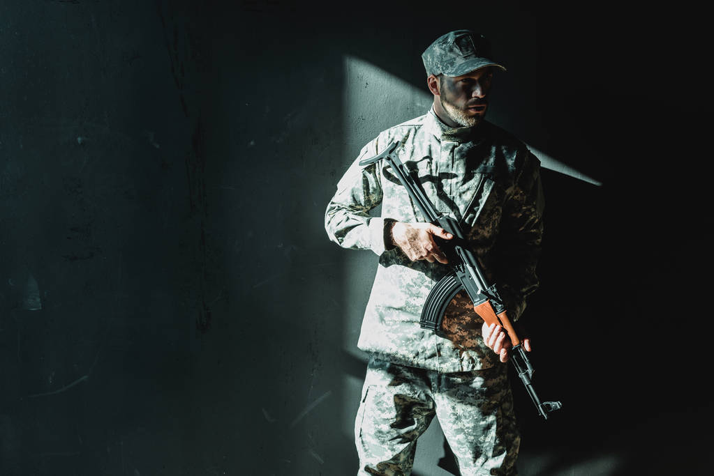 soldado en uniforme militar con rifle
 - Foto, Imagen