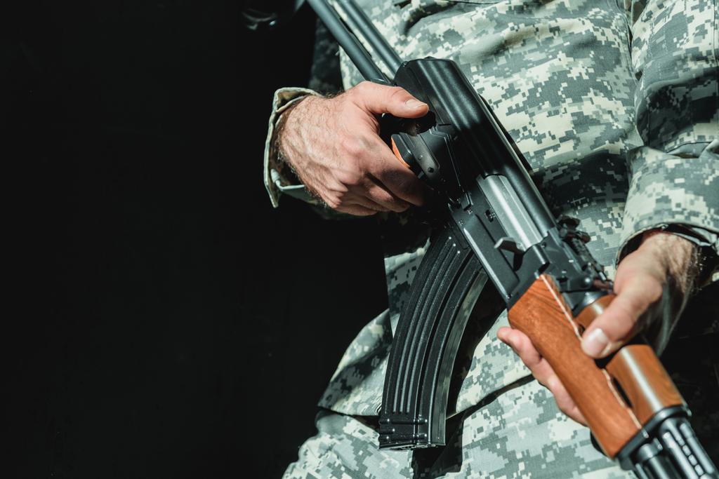 soldado sosteniendo rifle - Foto, imagen