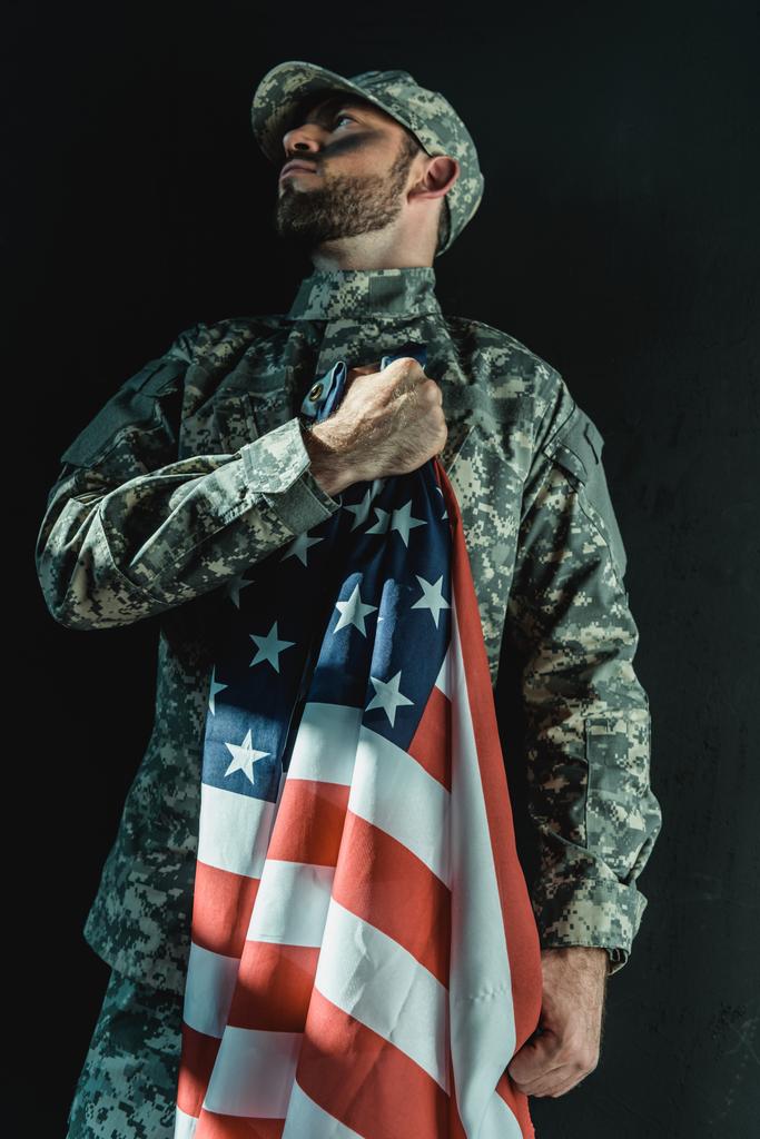 żołnierz z flagą Stanów Zjednoczonych - Zdjęcie, obraz