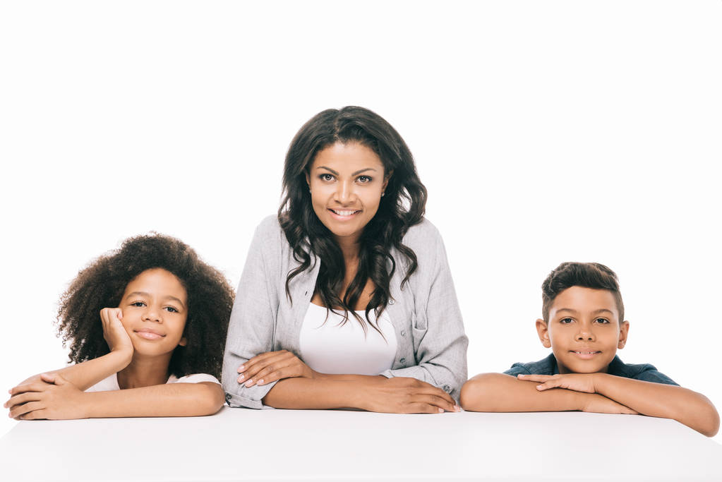子供たちと幸せなアフリカ系アメリカ人の母 - 写真・画像