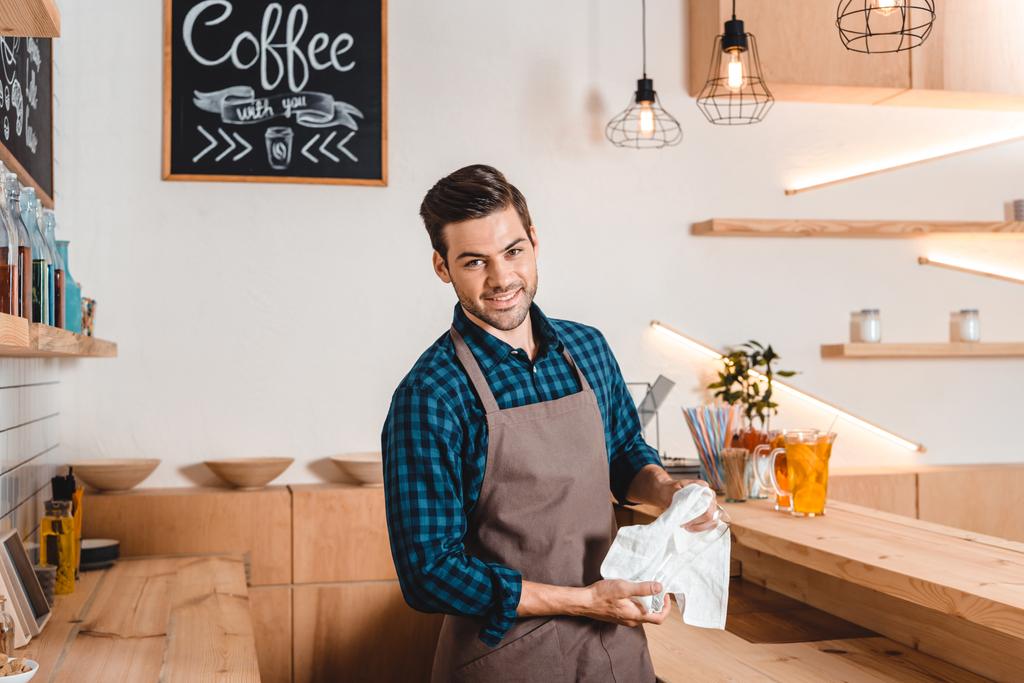 コーヒー ショップのバリスタの笑顔 - 写真・画像