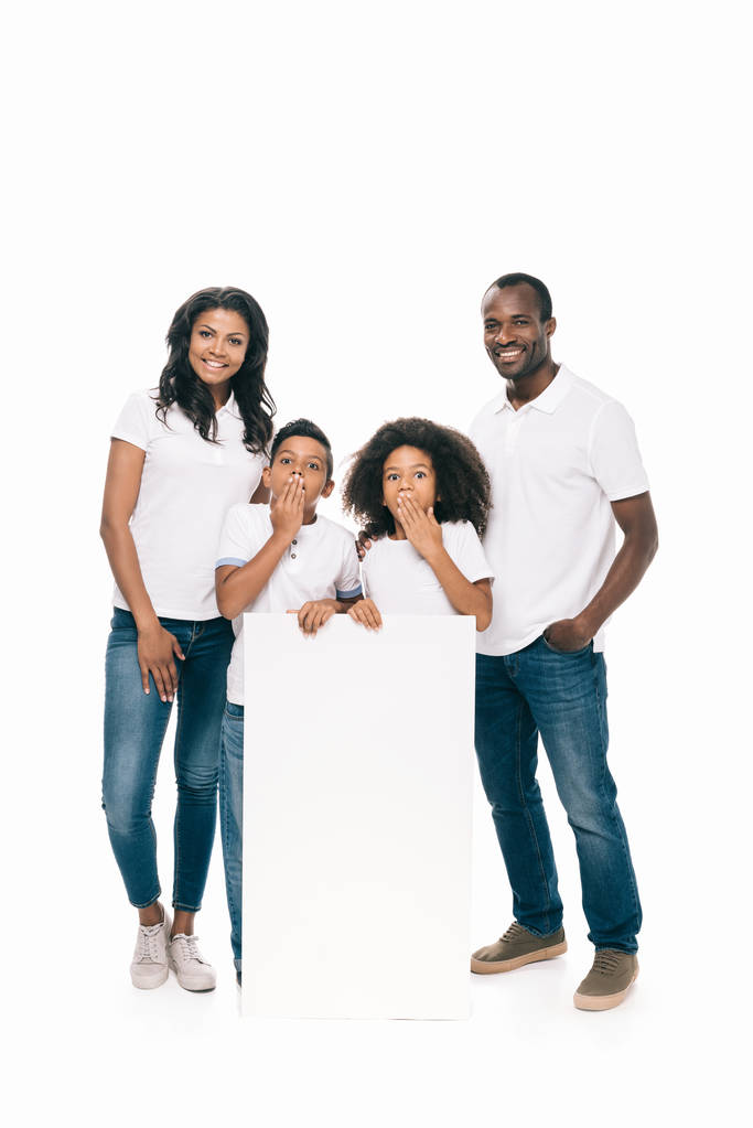 família afro-americana feliz com bandeira
 - Foto, Imagem