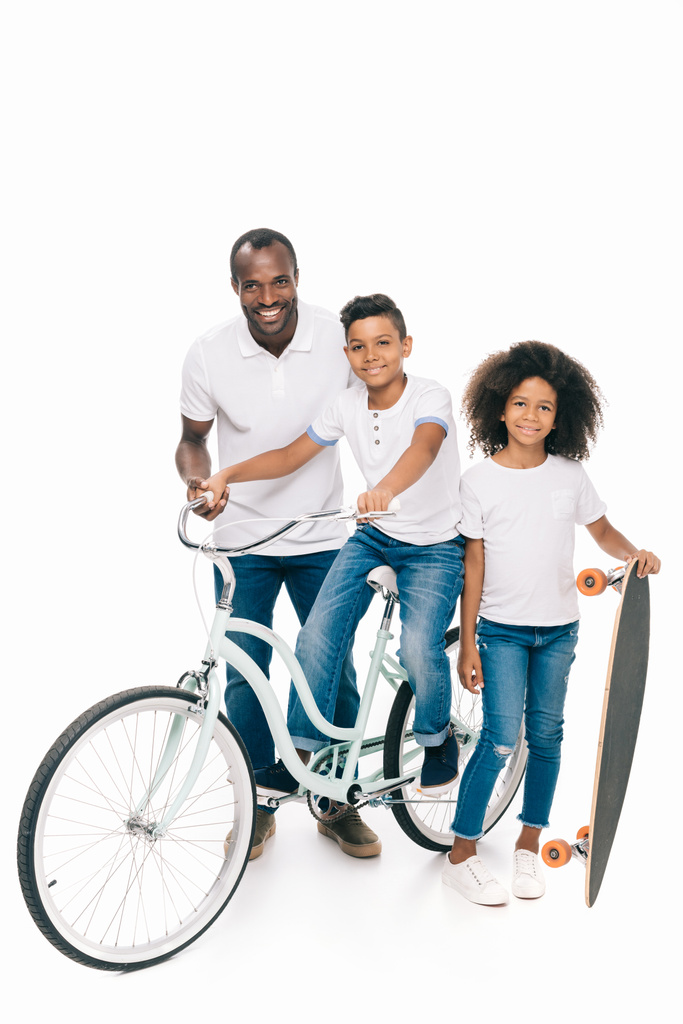 famiglia afroamericana con bicicletta e skateboard
 - Foto, immagini