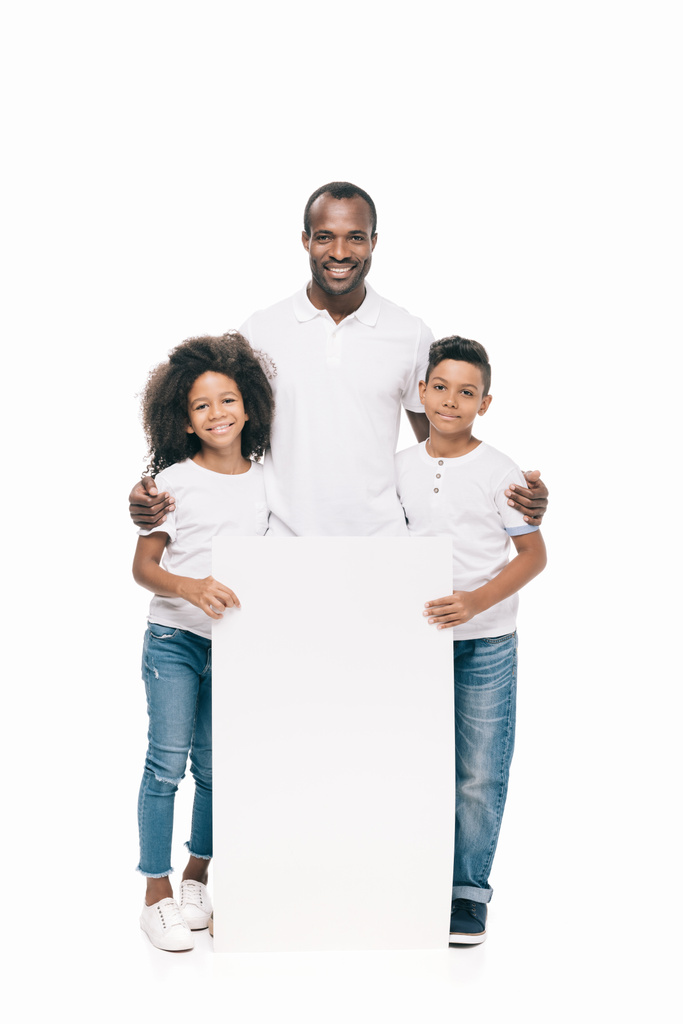 familia afroamericana con pancarta
  - Foto, imagen