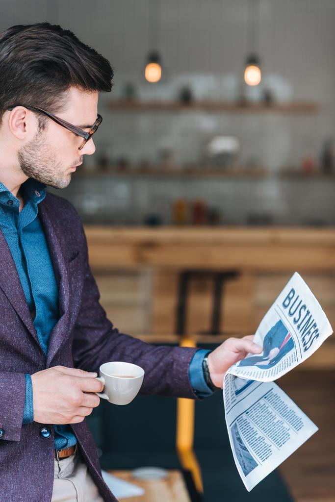 Empresário lendo jornal no café
 - Foto, Imagem