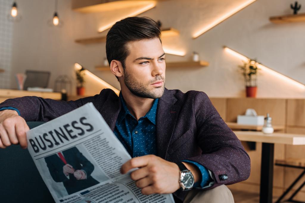 üzletember, a kávézóban üzleti napilap - Fotó, kép