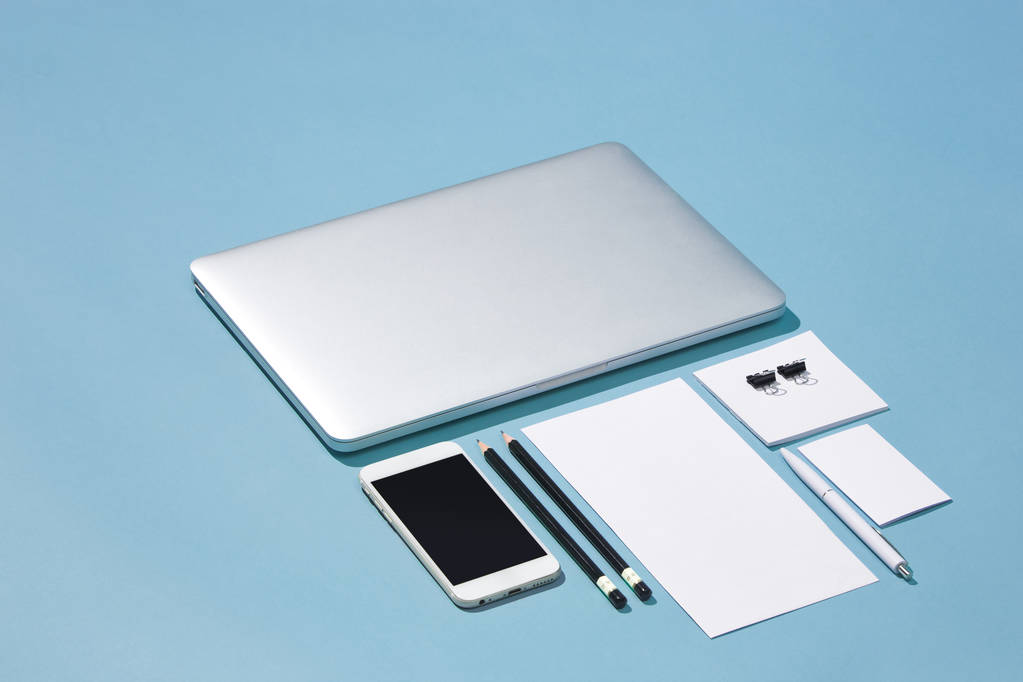 Notebook, telefon, pera Poznámka s prázdnou obrazovkou na stole - Fotografie, Obrázek