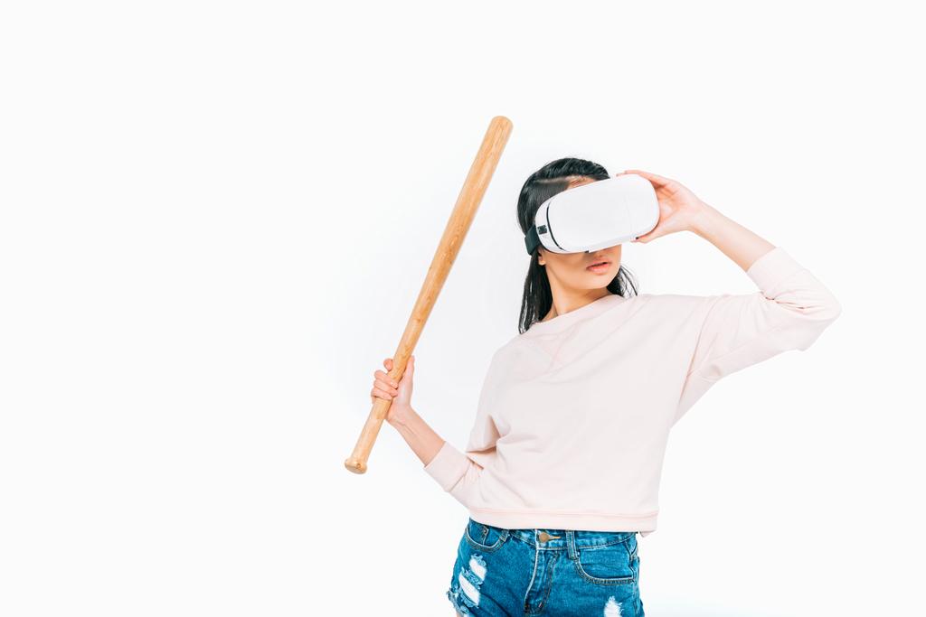 женщина в гарнитуре виртуальной реальности с битой
 - Фото, изображение