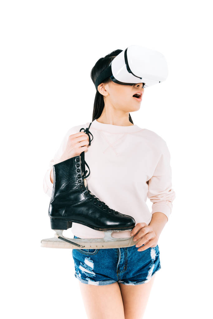 κορίτσι στο σετ κεφαλής εικονικής πραγματικότητας με πατίνια - Φωτογραφία, εικόνα