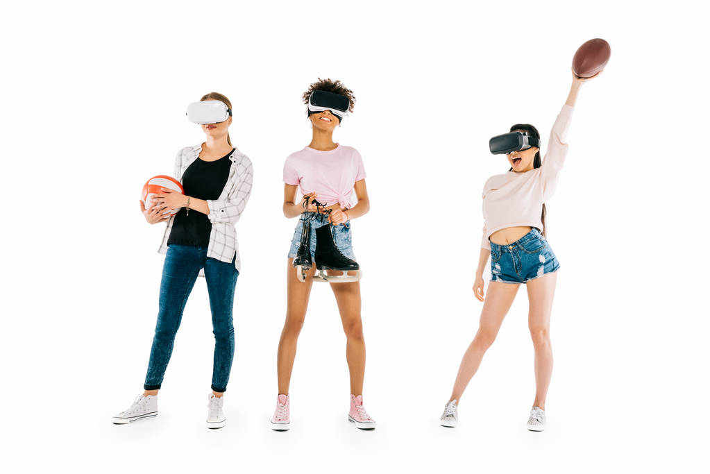 multi-etnisch meisjes in virtuele werkelijkheid hoofdtelefoons - Foto, afbeelding