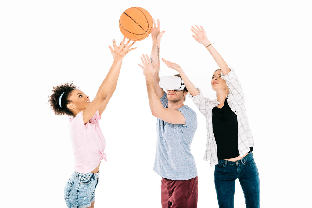 バスケット ボールをして民族の友人 - 写真・画像