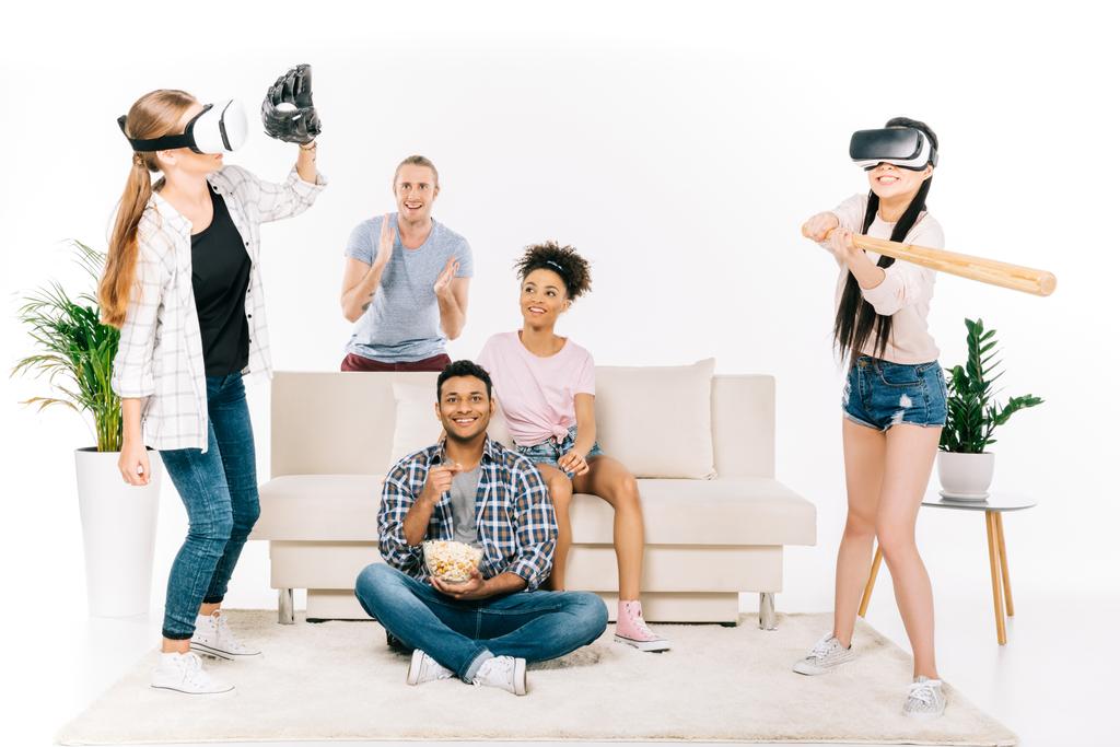 amigos multiétnicos en auriculares de realidad virtual
 - Foto, Imagen