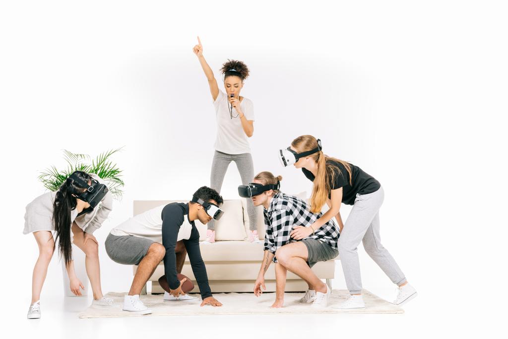 багатоетнічні друзі в гарнітурах віртуальної реальності
 - Фото, зображення