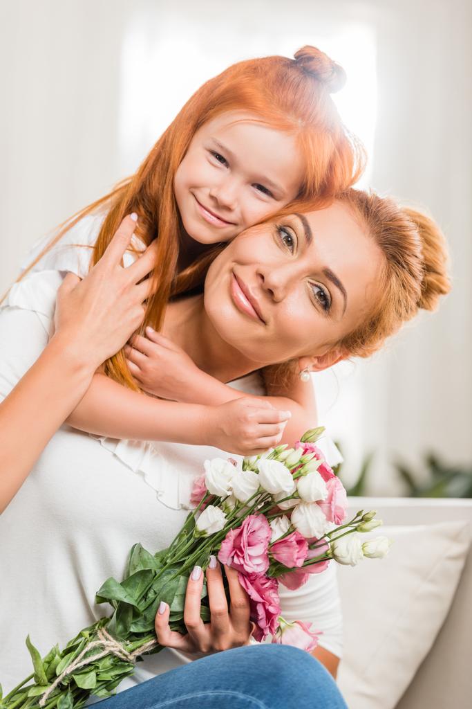 счастливая мать с цветами и дочь
 - Фото, изображение