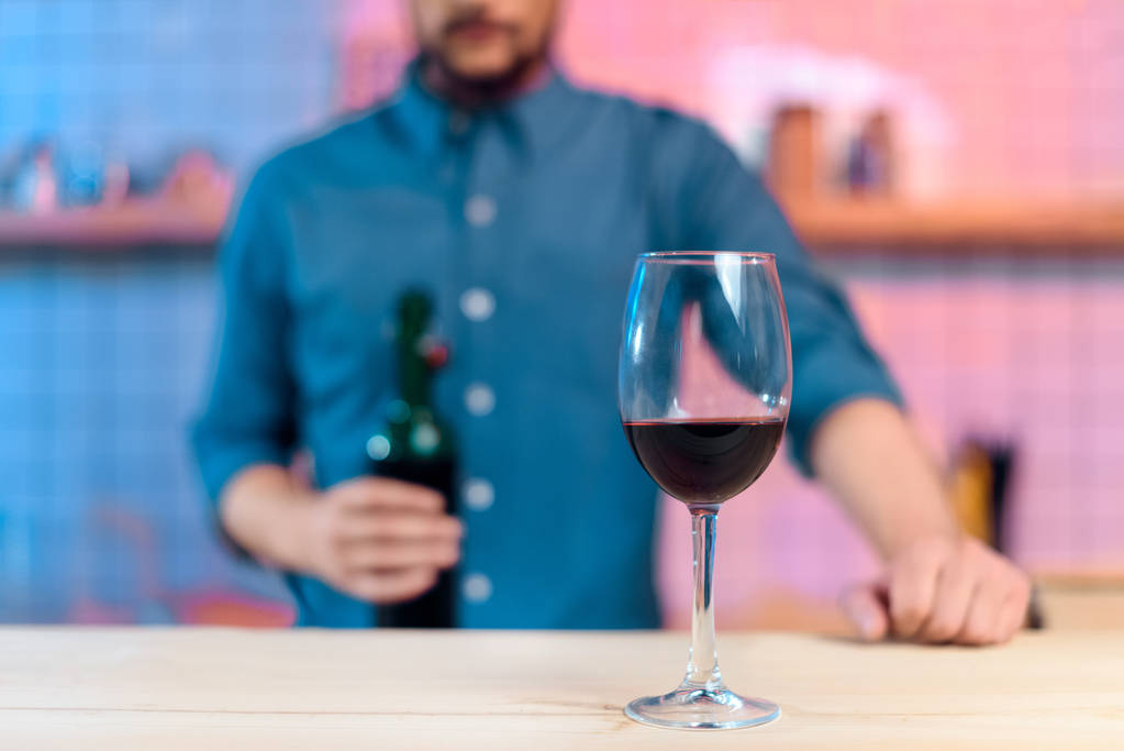 Mężczyzna wlewając wino w szkle - Zdjęcie, obraz