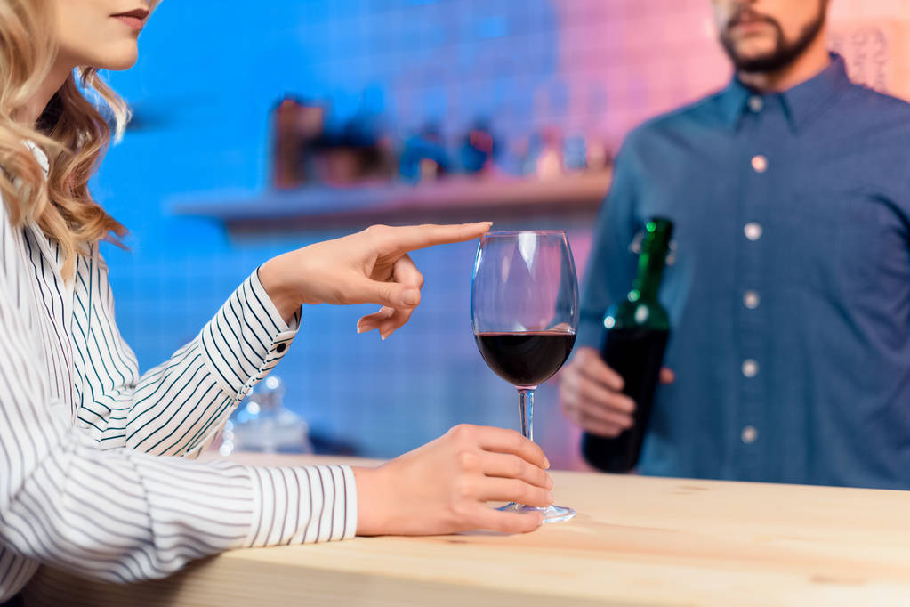 barman gieten wijn aan vrouw - Foto, afbeelding