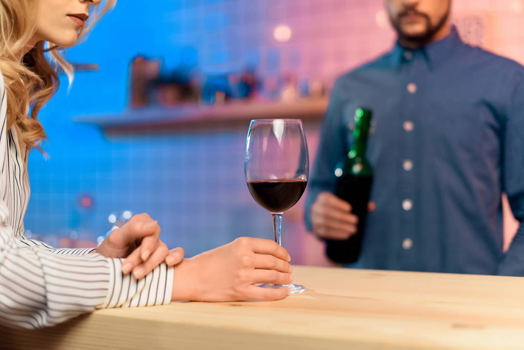 bartender derramando vinho para mulher
 - Foto, Imagem