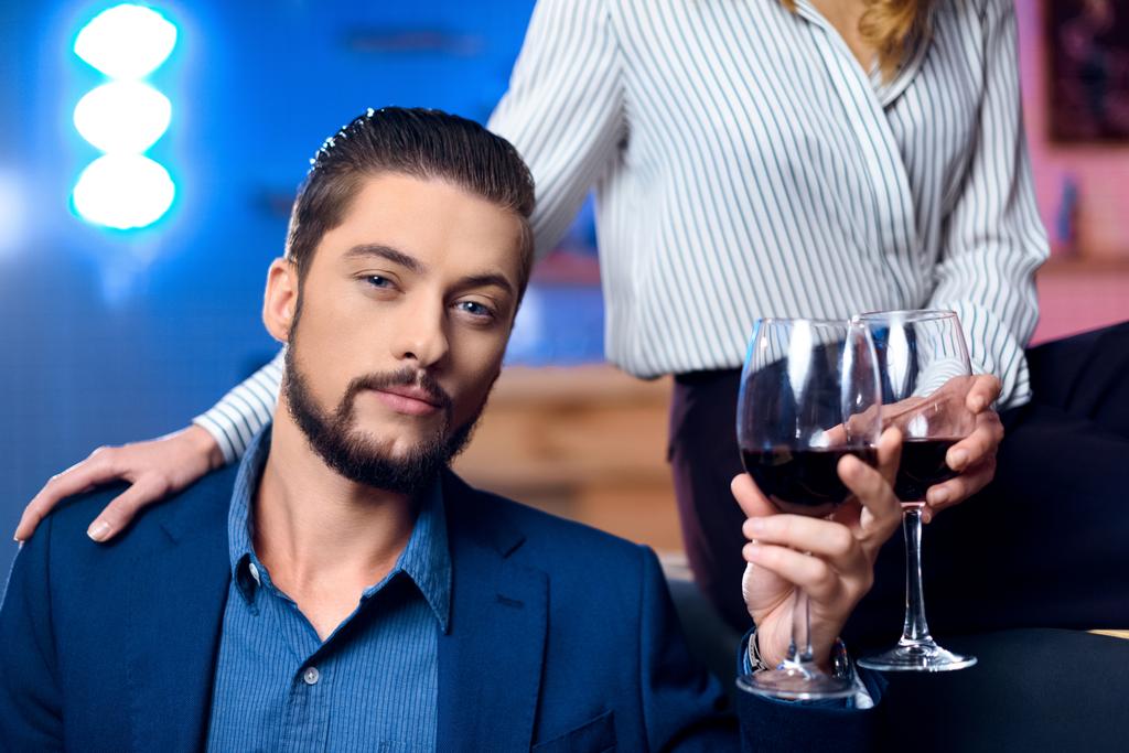 ワインを飲む男と女 - 写真・画像