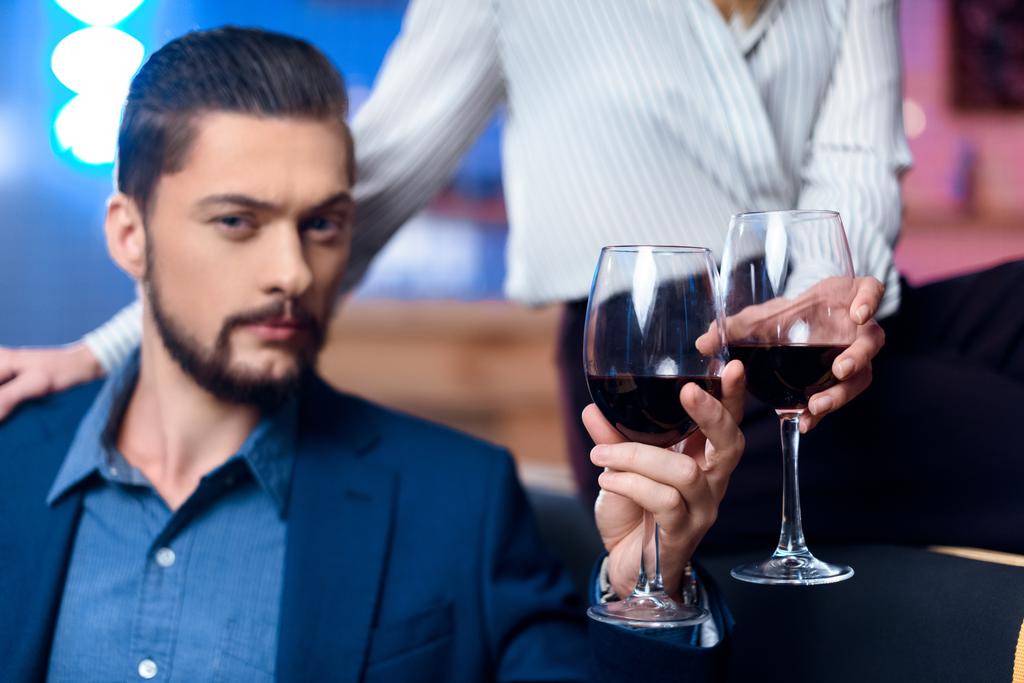 Homme et femme buvant du vin - Photo, image