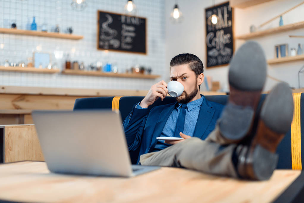 Empresário usando laptop no café
 - Foto, Imagem