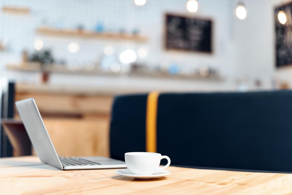 filiżanka kawy i laptop - Zdjęcie, obraz