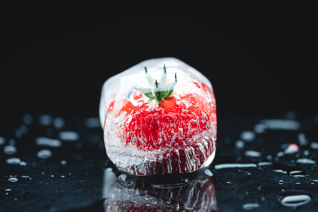 вишневий помідор у кубику льоду
 - Фото, зображення