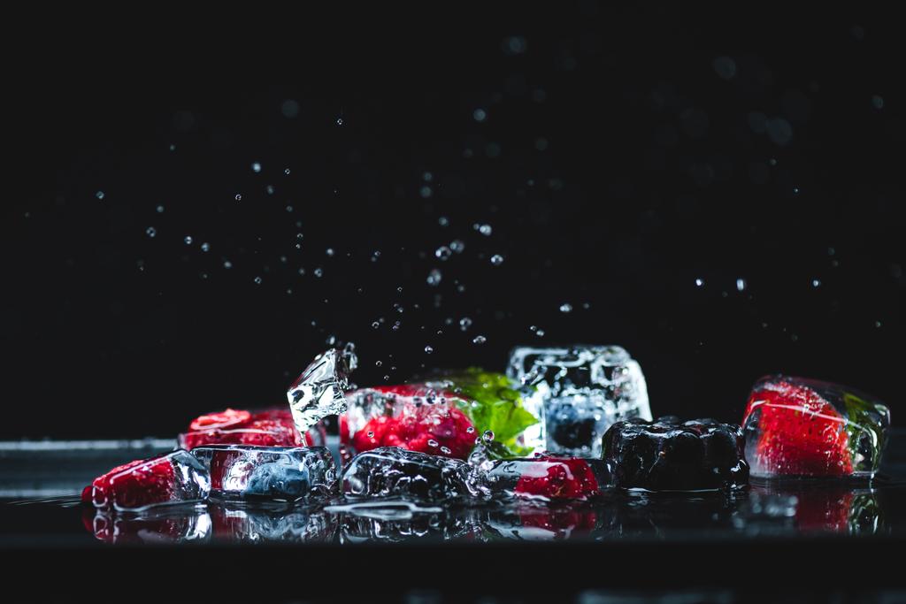 Заморожені фрукти в кубиках льоду
 - Фото, зображення