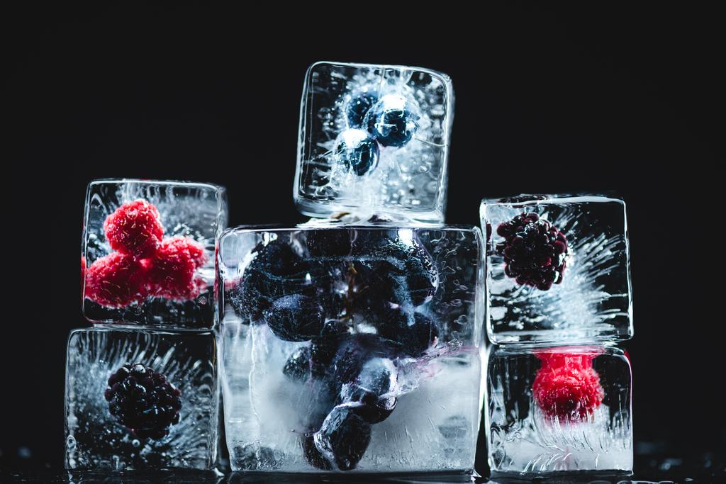 Jäädytetyt hedelmät jääkuutioissa
 - Valokuva, kuva