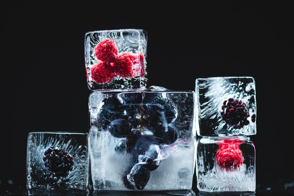 Замороженные фрукты в кубиках льда
 - Фото, изображение