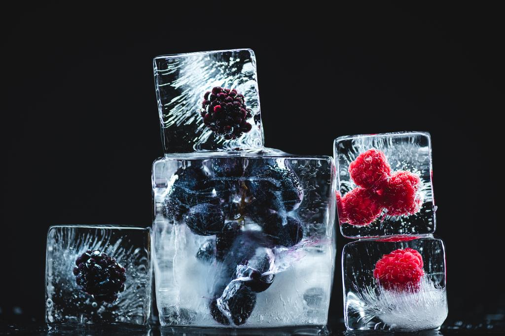 Заморожені фрукти в кубиках льоду
 - Фото, зображення