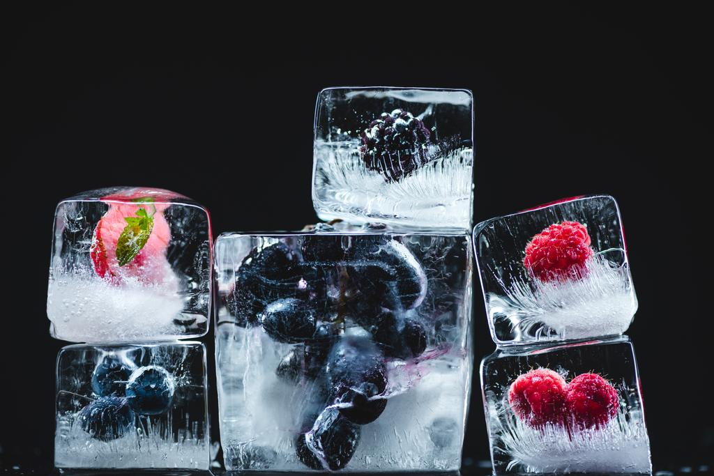 Замороженные фрукты в кубиках льда
 - Фото, изображение