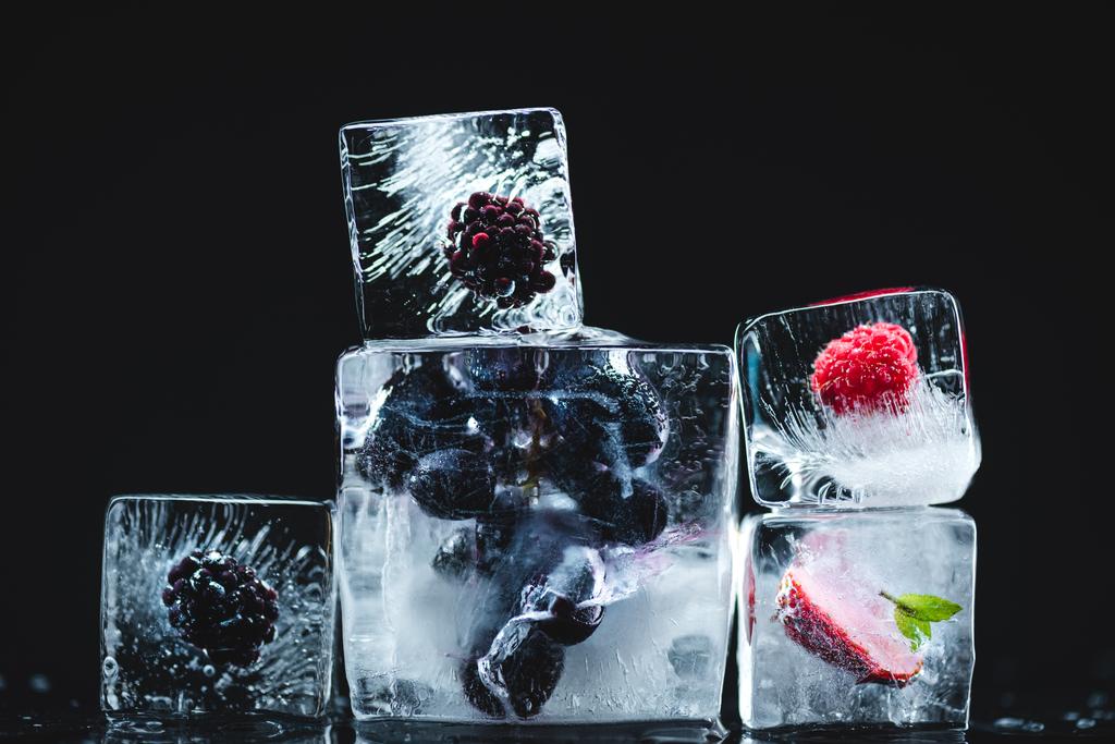 Frutas congeladas en cubitos de hielo
 - Foto, Imagen