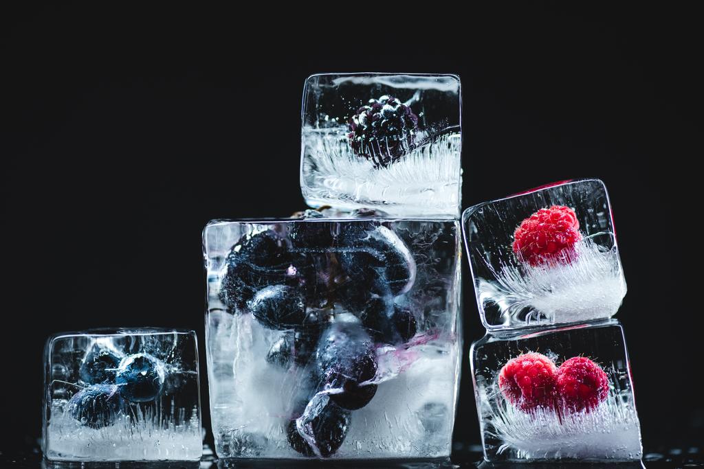 Jäädytetyt hedelmät jääkuutioissa
 - Valokuva, kuva