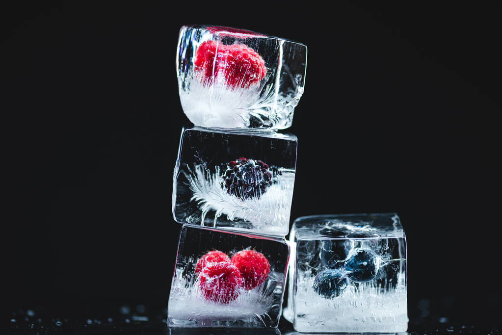 Frutas congeladas en cubitos de hielo
 - Foto, imagen