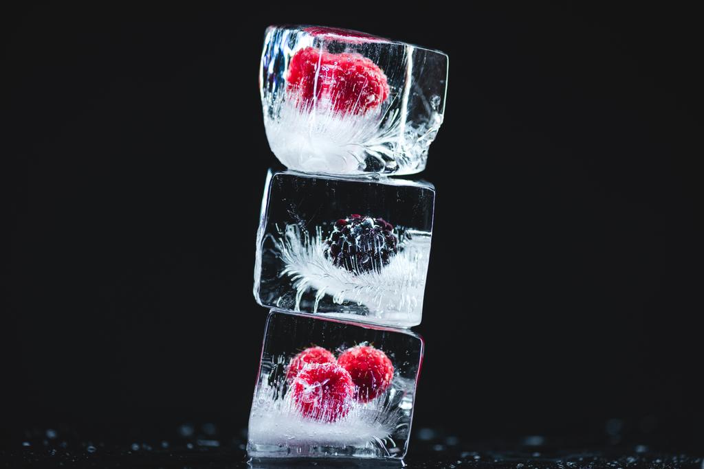 Zmrazené ovoce v ledových kostek - Fotografie, Obrázek